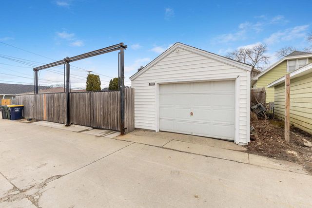 2331 S 61st STREET, West Allis, WI 53219