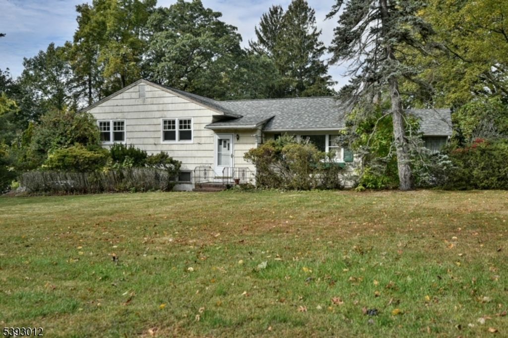 25 Orchard Dr, Upper Saddle River Boro, NJ 07458