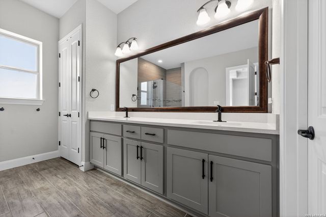 107 Lilly Blf, Castroville, TX 78009