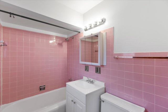 6212 W 64th Place 202, Chicago, IL 60638