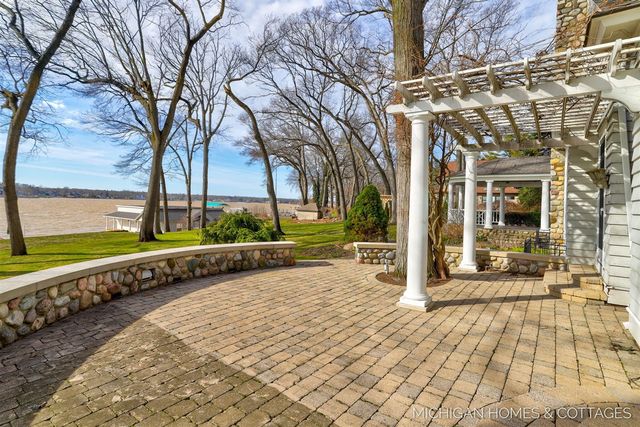 714 N Shore Drive, Holland, MI 49424