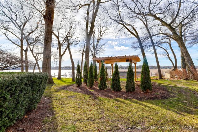 714 N Shore Drive, Holland, MI 49424