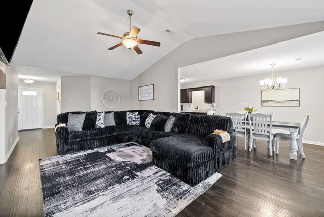 101 Setter Dr, Oak Grove, KY 42262