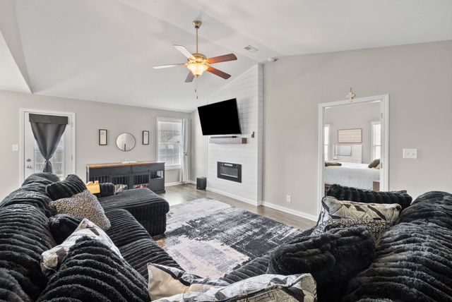 101 Setter Dr, Oak Grove, KY 42262