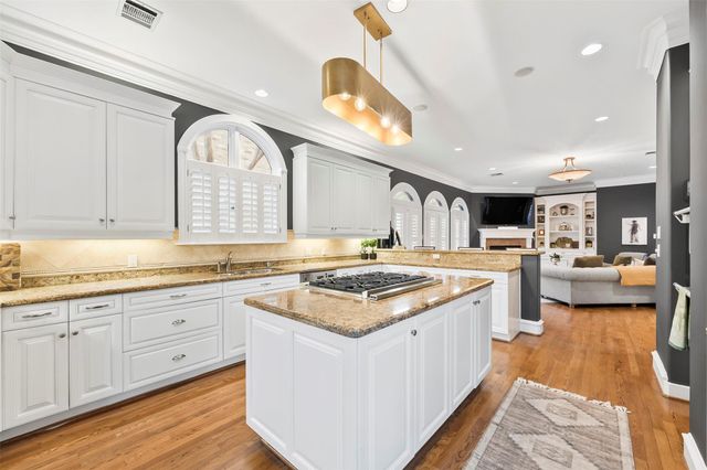 1419 Nantucket Drive, Houston, TX 77057