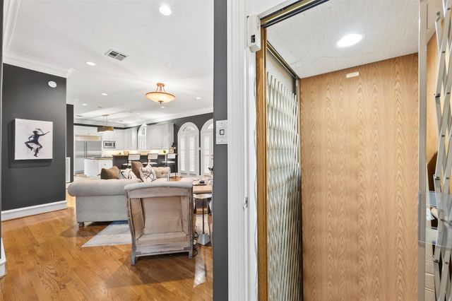 1419 Nantucket Drive, Houston, TX 77057