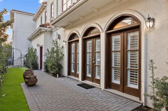 1419 Nantucket Drive, Houston, TX 77057