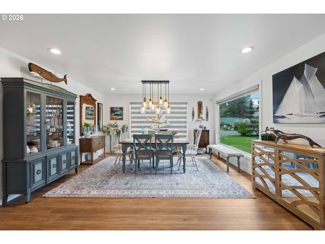 820 JACKSON Ave Sw, Bandon, OR 97411