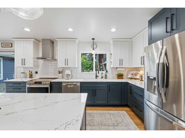 820 JACKSON Ave Sw, Bandon, OR 97411