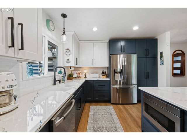 820 JACKSON Ave Sw, Bandon, OR 97411