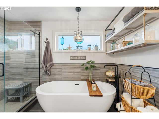 820 JACKSON Ave Sw, Bandon, OR 97411
