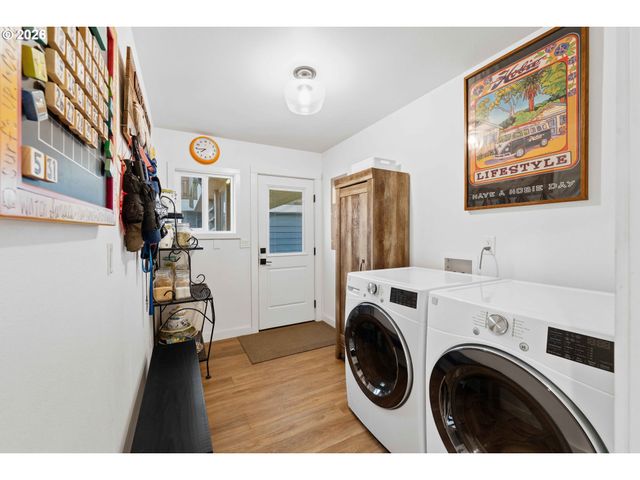 820 JACKSON Ave Sw, Bandon, OR 97411