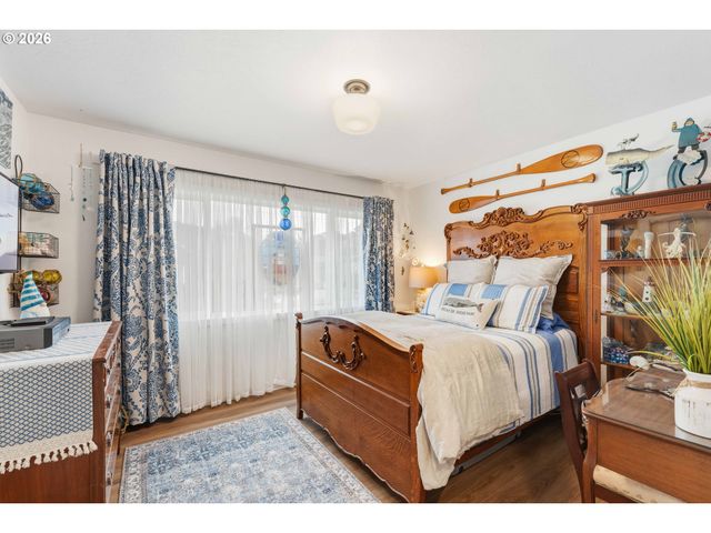820 JACKSON Ave Sw, Bandon, OR 97411