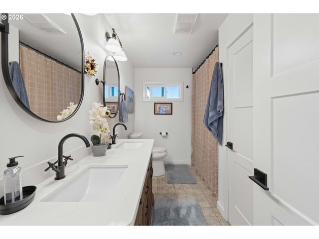 820 JACKSON Ave Sw, Bandon, OR 97411