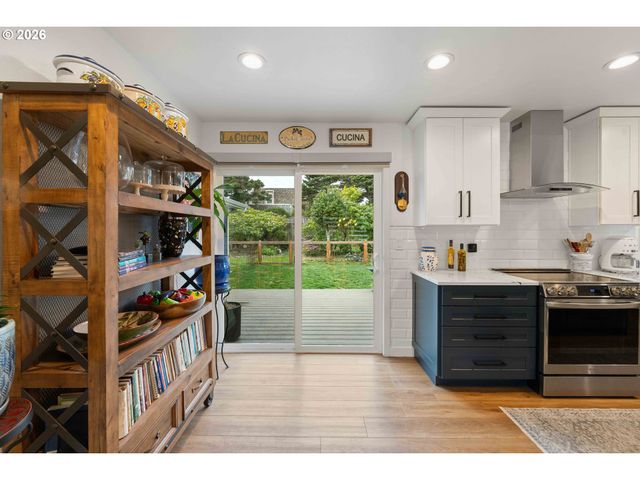 820 JACKSON Ave Sw, Bandon, OR 97411