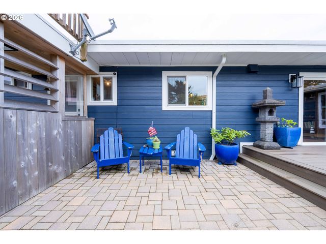 820 JACKSON Ave Sw, Bandon, OR 97411
