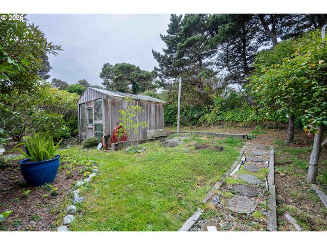 820 JACKSON Ave Sw, Bandon, OR 97411