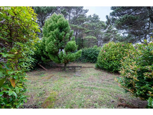820 JACKSON Ave Sw, Bandon, OR 97411