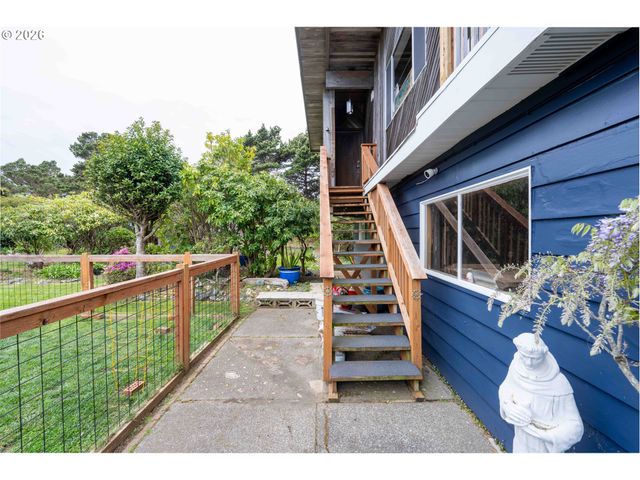 820 JACKSON Ave Sw, Bandon, OR 97411