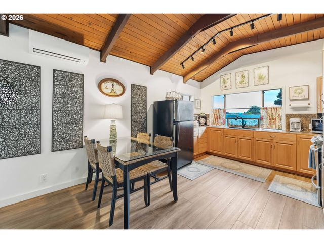 820 JACKSON Ave Sw, Bandon, OR 97411