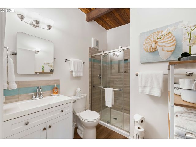 820 JACKSON Ave Sw, Bandon, OR 97411