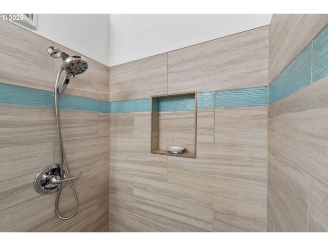 820 JACKSON Ave Sw, Bandon, OR 97411