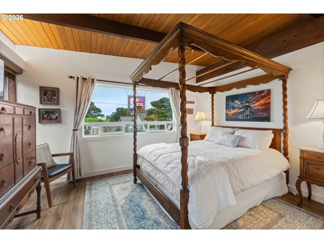 820 JACKSON Ave Sw, Bandon, OR 97411