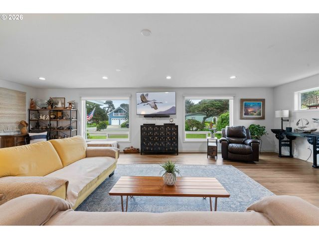 820 JACKSON Ave Sw, Bandon, OR 97411