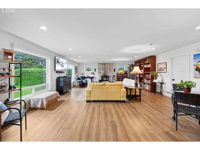 820 JACKSON Ave Sw, Bandon, OR 97411