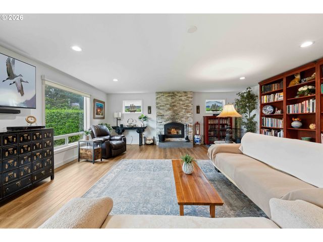 820 JACKSON Ave Sw, Bandon, OR 97411