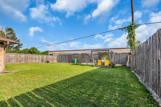 700 Briarclift Lane, Baytown, TX 77521