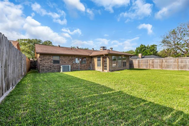700 Briarclift Lane, Baytown, TX 77521