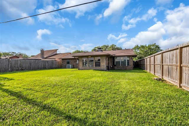 700 Briarclift Lane, Baytown, TX 77521
