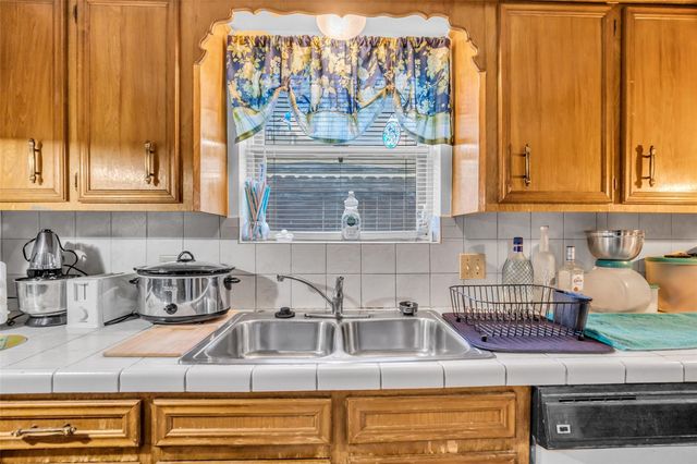 700 Briarclift Lane, Baytown, TX 77521