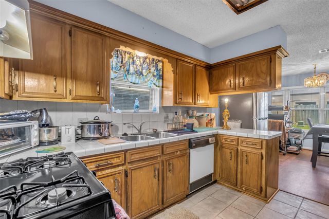 700 Briarclift Lane, Baytown, TX 77521