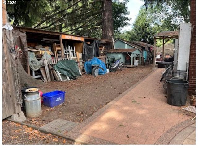 93 E HILLCREST Dr, Eugene, OR 97404