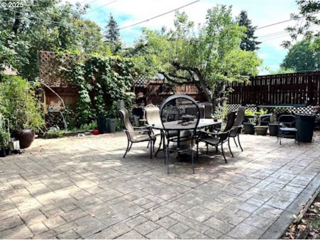 93 E HILLCREST Dr, Eugene, OR 97404