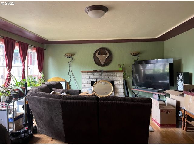 93 E HILLCREST Dr, Eugene, OR 97404