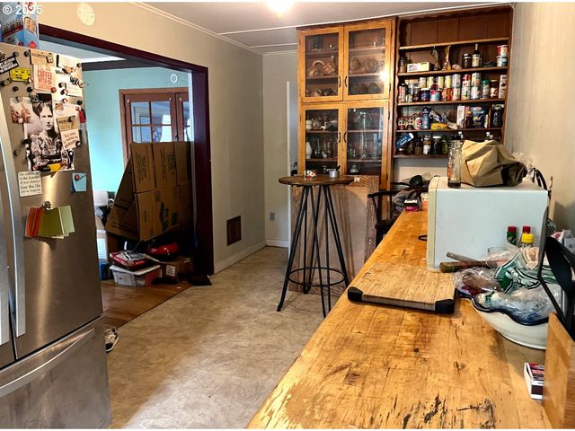 93 E HILLCREST Dr, Eugene, OR 97404