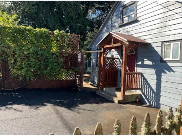 93 E HILLCREST Dr, Eugene, OR 97404