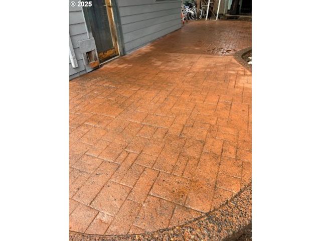 93 E HILLCREST Dr, Eugene, OR 97404