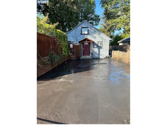 93 E HILLCREST Dr, Eugene, OR 97404