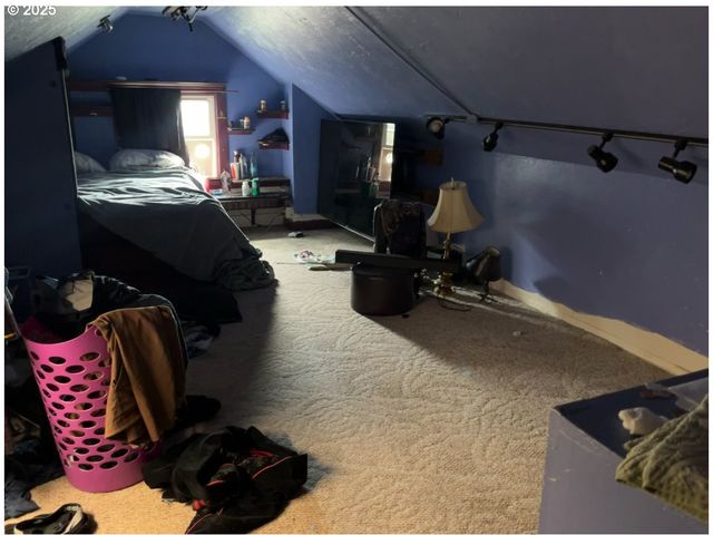 93 E HILLCREST Dr, Eugene, OR 97404