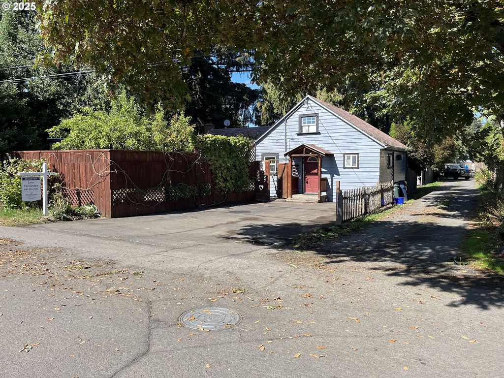 93 E HILLCREST Dr, Eugene, OR 97404