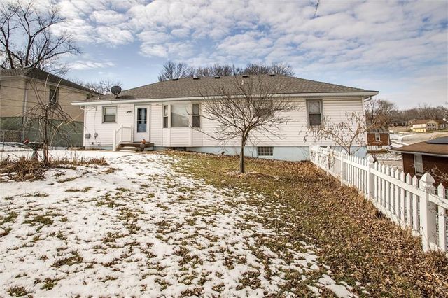 4005 S Coachman Drive, Independence, MO 64055