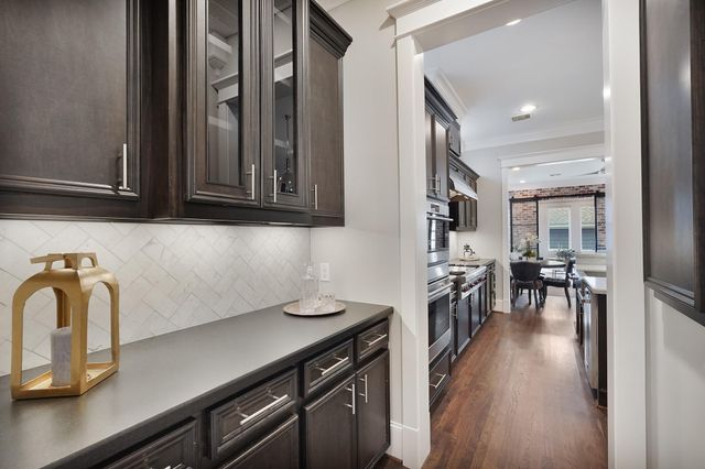 537 W 22nd St, Houston, TX 77008