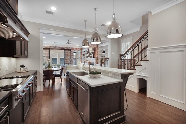 537 W 22nd St, Houston, TX 77008