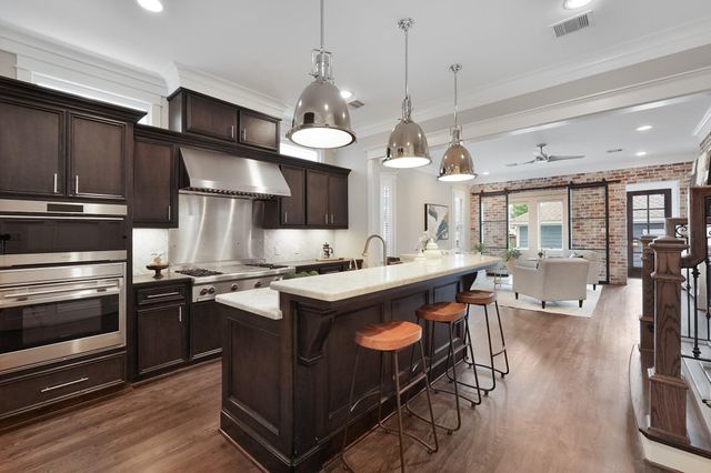 537 W 22nd St, Houston, TX 77008