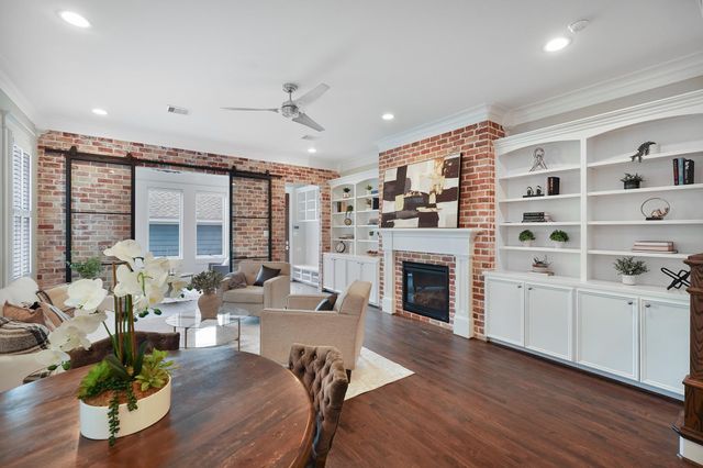 537 W 22nd St, Houston, TX 77008