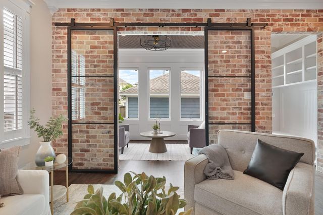 537 W 22nd St, Houston, TX 77008